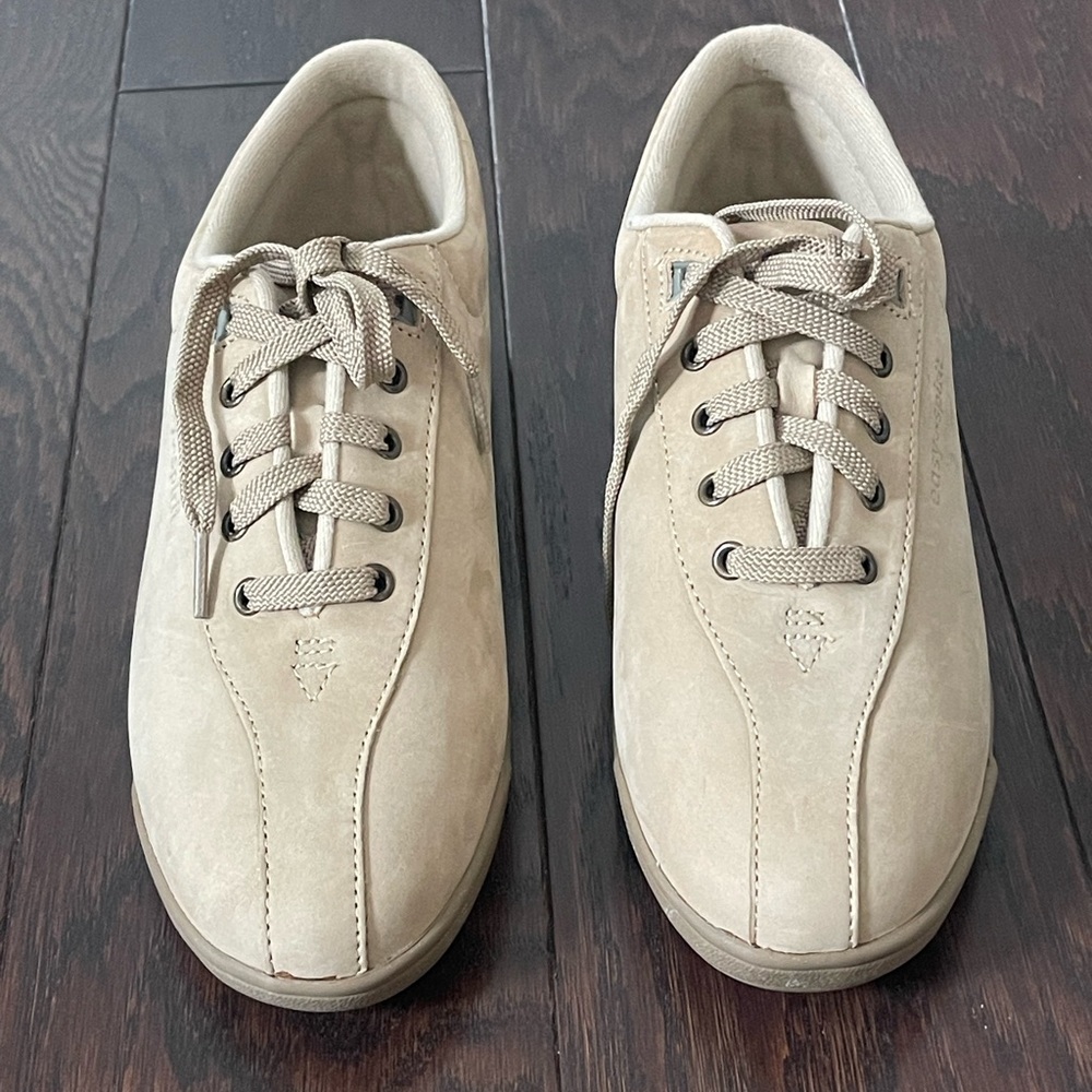 Easy Spirit Level 1 Doebuck Sand Dune Walking Lace Up Sneaker Women Size 9.5M